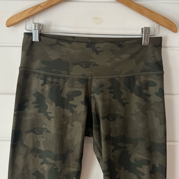 Lululemon Wunder Under Crop Full-On Luxtreme Savasana Camo Fatigue Green Sz 8 - Picture 7 of 11